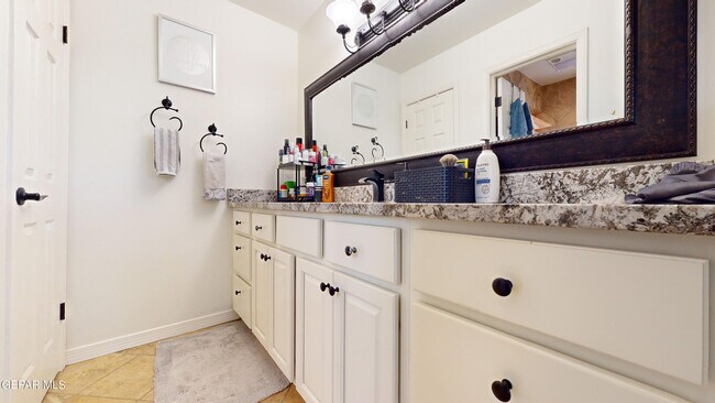 Building Photo - 453 El Camino Dr