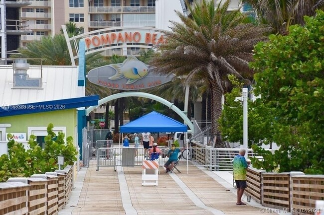 Building Photo - 400 N Riverside Dr