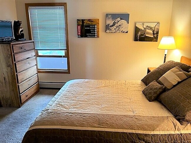 Building Photo - Winter Seasonal Rental- Cinnamon Ridge III...