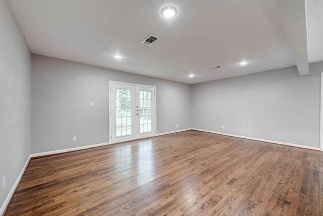 Building Photo - 6708 Manor Dr