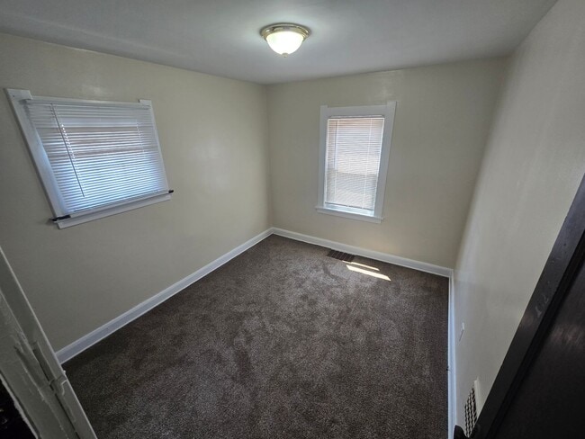 Building Photo - 2 Bedroom House
