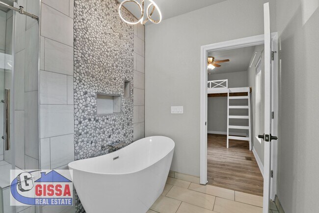 Building Photo - Beautiful home with 7 bedrooms, 5 1/2 bath...