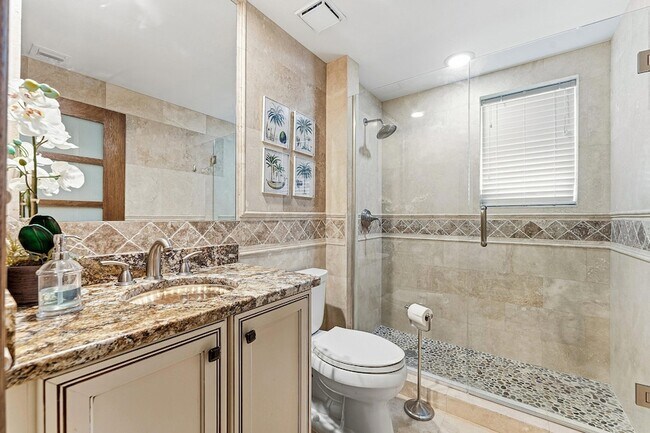 Building Photo - 2650 Lake Shore Dr