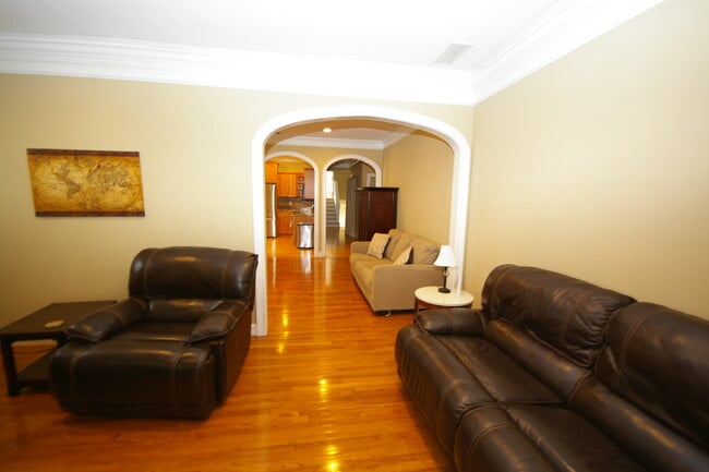 Building Photo - 865 Virginia Cir NE