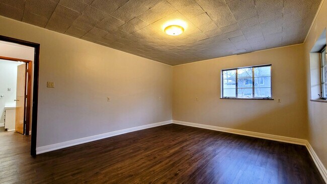 Building Photo - 495 Compton Rd