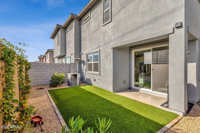 Building Photo - 5823 E Rose Garden Ln