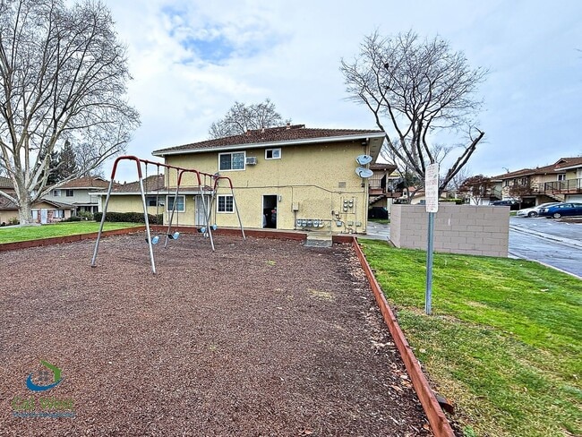 Building Photo - $2595 - 2 Bed/1 Bath Townhome in North San Jose-Near Lightrail