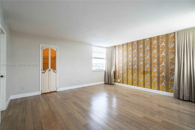 Building Photo - 9500 W Bay Harbor Dr
