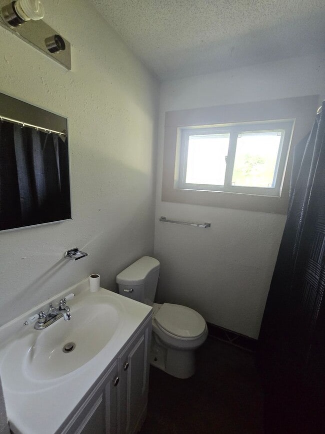 Building Photo - 3 bed 1 bath w/ fireplace!