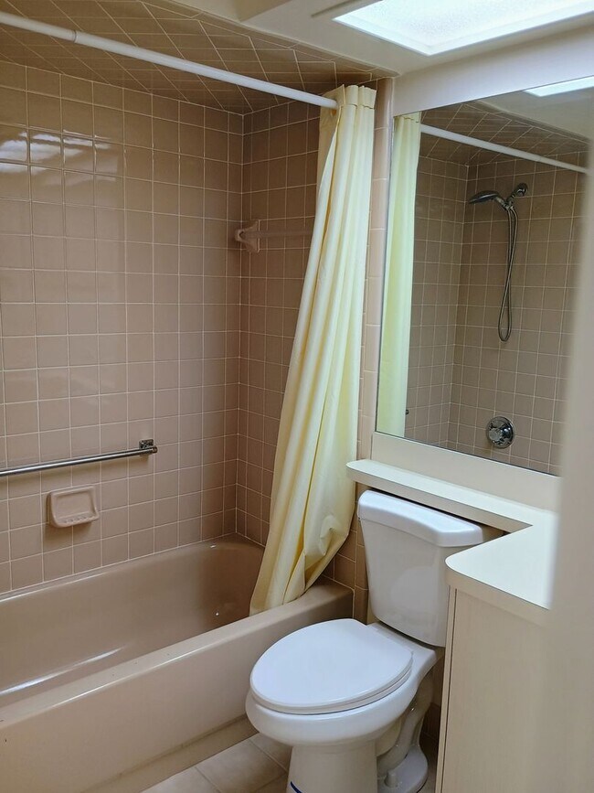 Building Photo - 2 bedroom 2 bathroom Large House for rent ...