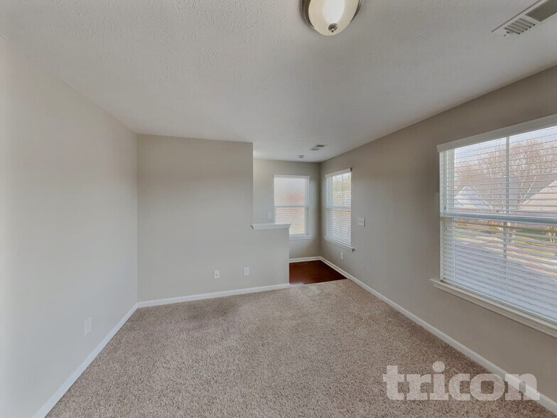 Building Photo - 1637 Robindale Dr