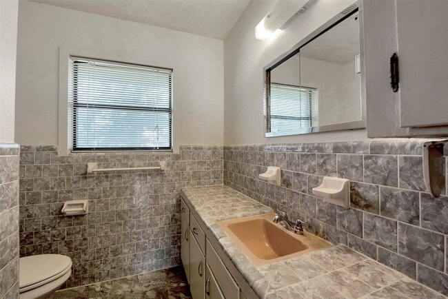 Building Photo - 10402 Hollyglen Dr