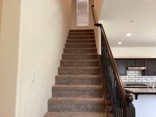 Building Photo - 2573 Daisy Dr