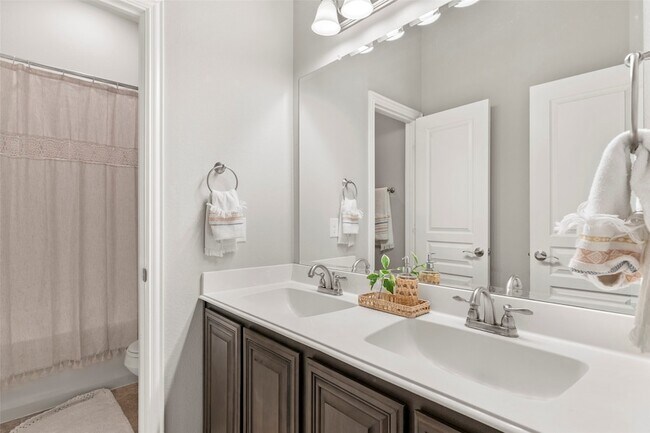 Building Photo - 1323 Lantern Faith Dr