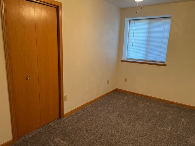 Building Photo - 732 Meadow Park Dr