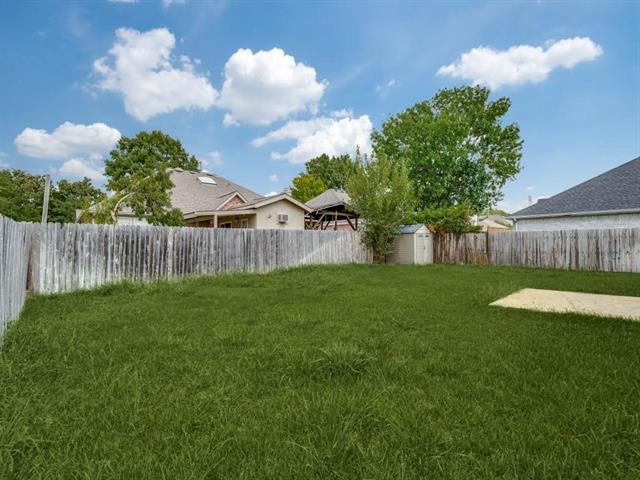 Building Photo - 833 Bellflower Dr
