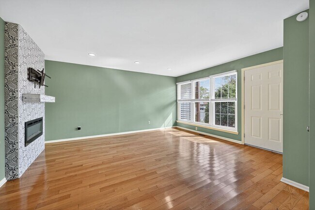 Building Photo - Beautiful 2 Bedroom, 1 Bathroom Condo In W...