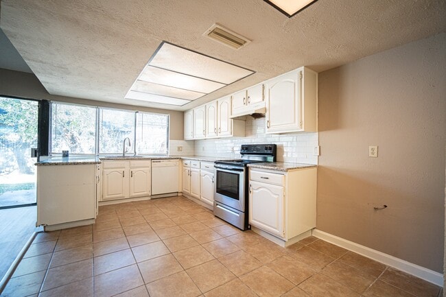 Building Photo - 2026 Quail Valley E Dr