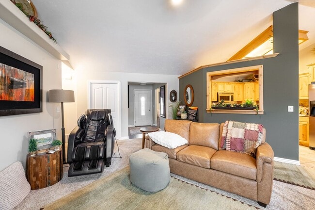 Building Photo - 3 Bedroom 2 bath home in Sugar City Idaho 2 stall garage in awesome neighborhood