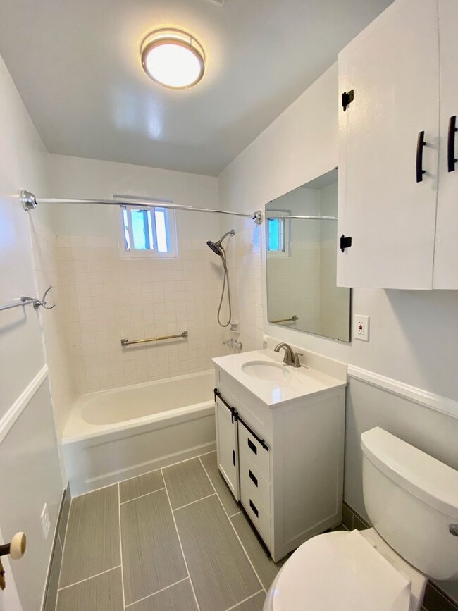 Building Photo - 2Br+ 1Br Is Garage Converted/1Ba Cozy Mode...