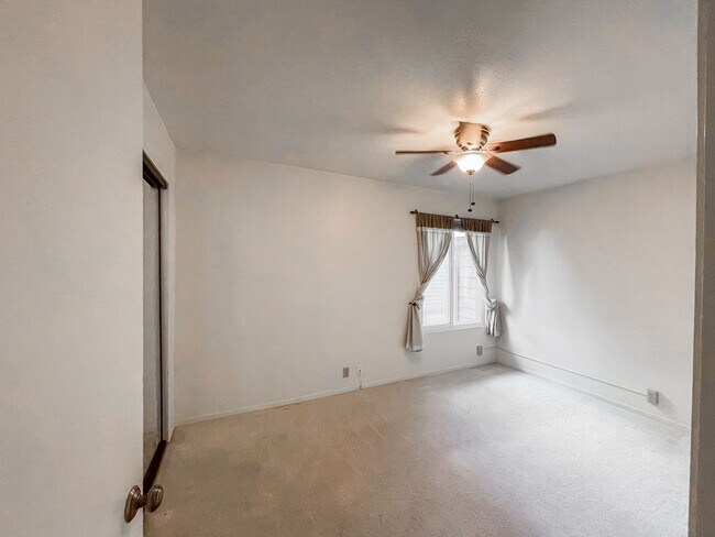 Building Photo - Spacious 2 bedroom, 2 bathroom Condo in Qu...