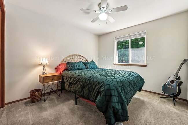 Building Photo - 704 Evergreen Place