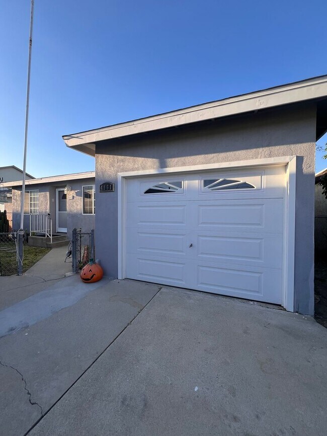 Building Photo - Private Back House with single garage & yard