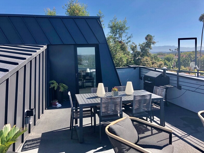 Rooftop patio - 1282 S Cloverdale Ave
