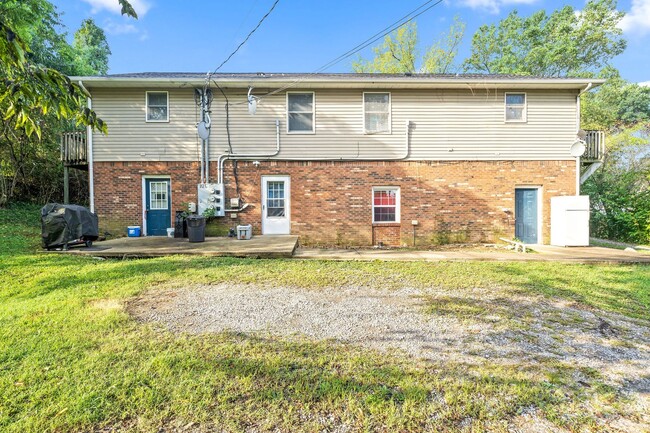 Building Photo - 221 Park Ln