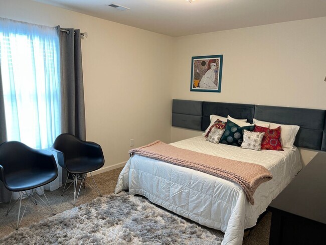 Building Photo - 4 Bedroom Home with Garage & Convenient ac...