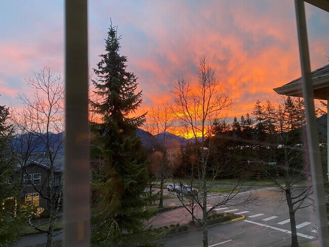 Building Photo - Sunny & Bright Upper Unit in Snoqualmie Ridge
