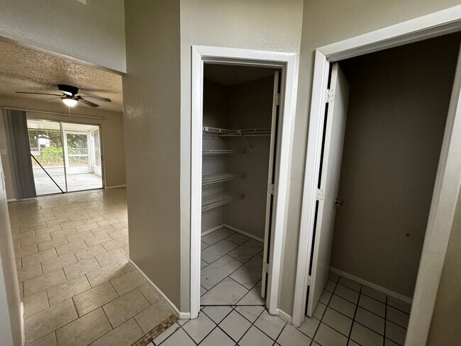 Building Photo - Updated & Spacious Home