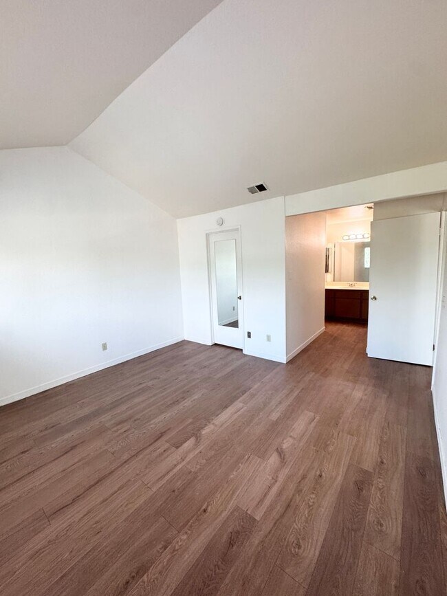 Building Photo - Upstairs 2 Bed / 2 Bath Condo in Gated Community – Available Now