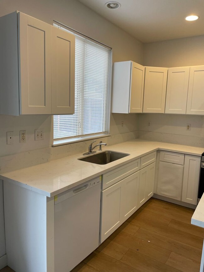Building Photo - Spacious 6 Bedroom Home for Rent