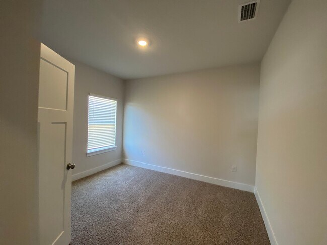 Building Photo - 3398 Southwind Dr
