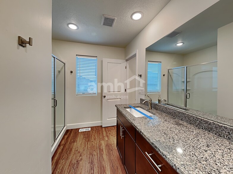 Building Photo - 2403 E Surry Way