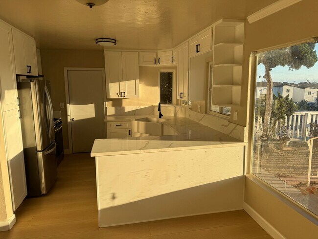 Building Photo - Charming 3-Bedroom, 2-Bathroom Home with H...