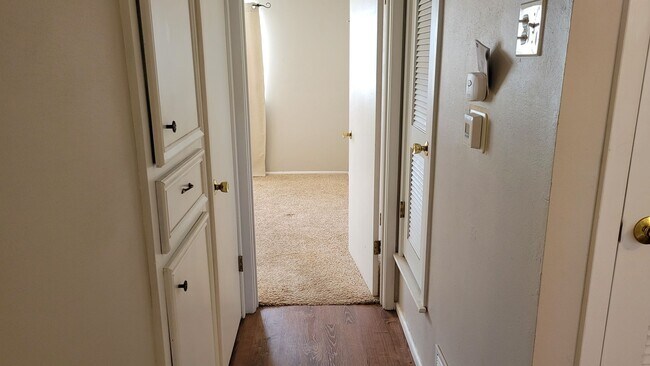 Building Photo - Leasing now! Cozy and comfortable 3/2/2 Brick Home Available for August