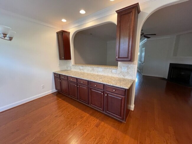 Building Photo - Townhouse / Burlington
