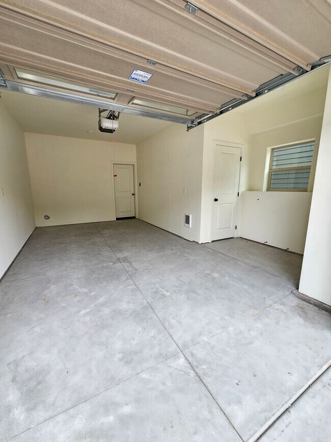Building Photo - 7416 W Swain Ln