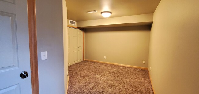 Building Photo - 3 Bed 2.5 Bath Townhome For Rent!