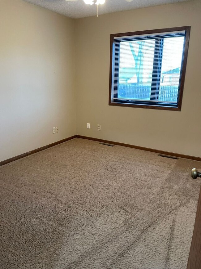 Building Photo - 4 Bedroom, 2 Bathroom House with Detached ...