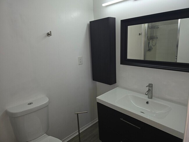 Building Photo - Updated 2-bedroom, 2.5-bath townhome