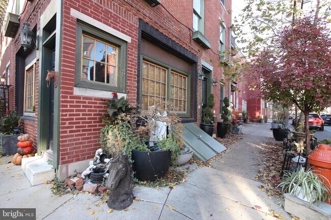 Building Photo - 2001 Kater St