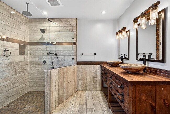 Building Photo - 1319 Chalmette Dr NE