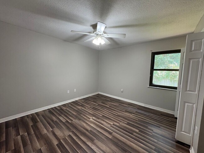 Building Photo - 720 Thornwood Way