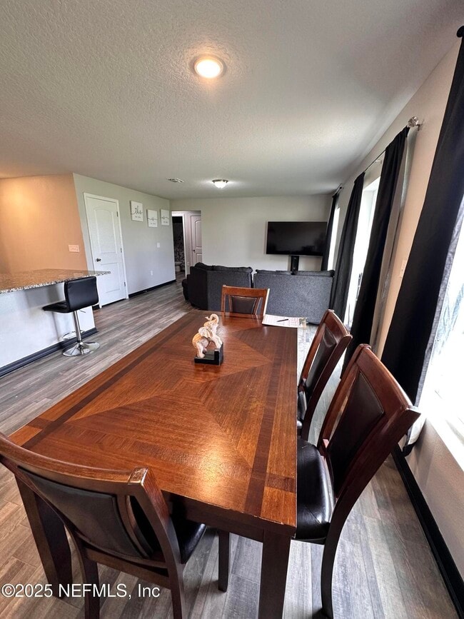 Building Photo - 450 River Hl Dr