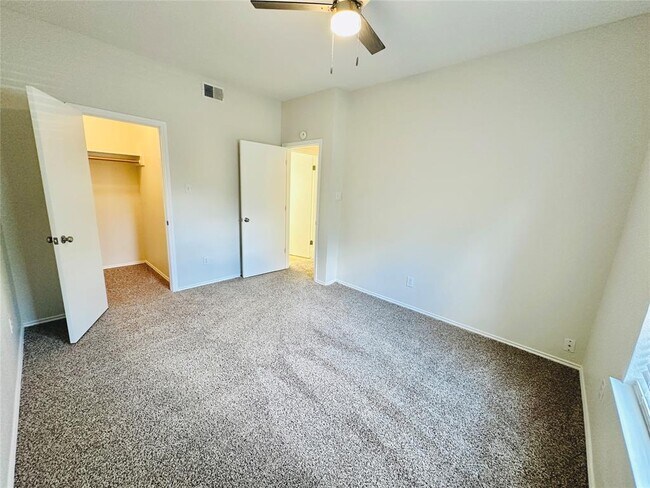 Building Photo - 4711 Spicewood Springs Rd