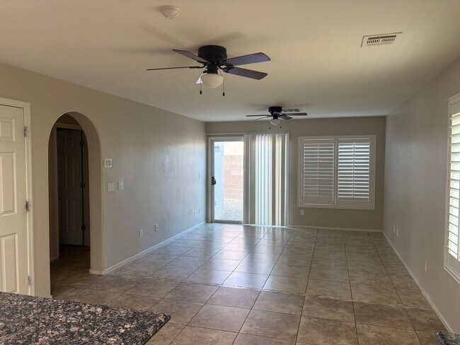 Building Photo - Beautiful 4 Bedroom Home in Mountains Edge!