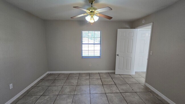 Building Photo - 3 Bed, 2 Bath, 1 Car garage.